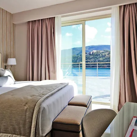 Plaza Hotel 4*