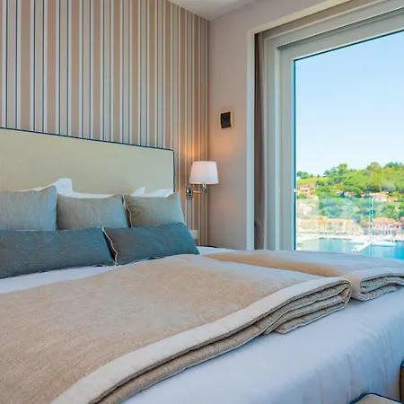 Plaza Hotel 4*