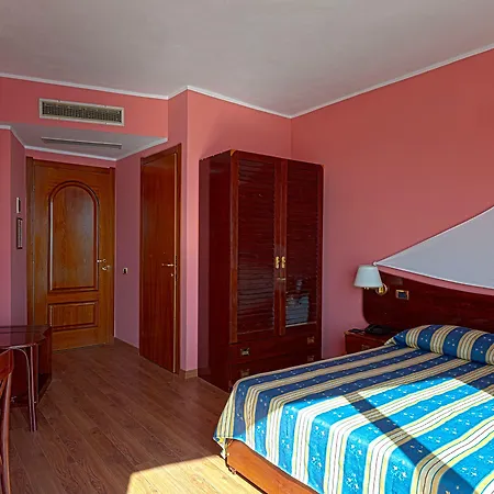 Plaza Порт-Аццурро